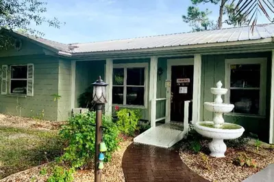 Image de Private Cozy Home built in 1966 -  with Fireplace & Butterfly Garden
