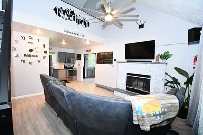 Image de Home with Free access to 2 Pools, Lake, Fitness, Tennis, Basketball, & More.