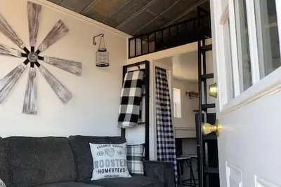 Image de The Nest Tiny Home is 160sf with awesome Views!