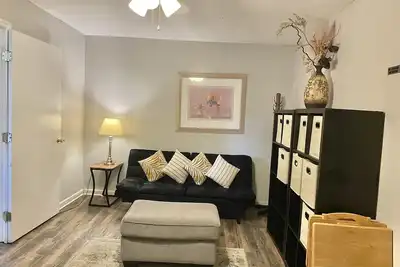 Image de Quiet and Private also dog friendly. Close to Fsu, Famu, Capitol. Lots of trees