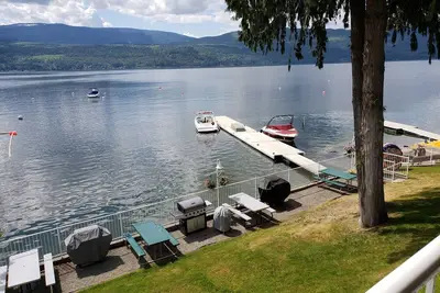 Image de Waterfront condo on the sunny side of Shuswap Lake!