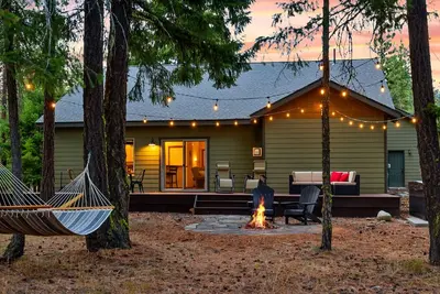 Image de 5-star family home with game room, private hot tub, summer pool, near the lake!