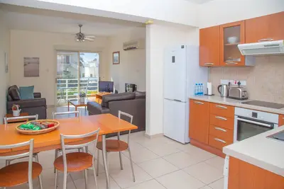 Image de 2 Br Cates top floor Peaceful apartment with pool!