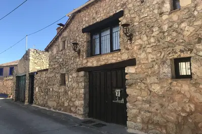 Image de Charming cottage with fireplace perfect for relaxing with family or friends.