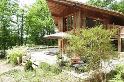 Image de Charmante villa \"Le Bonheur du Bois\" avec spacieuse terrasse et jardin arboré