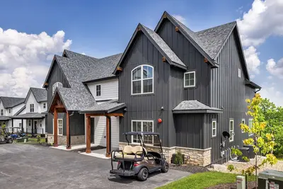 Image de Luxury 5br Lake Villa w/ Dock, Slips, Pools & Gym | Serenity Shores