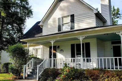 Southern Gem- Centrally Located-10 min to downtown or the beach!