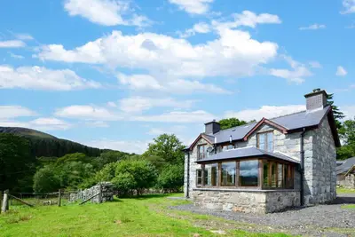 Image de Tyddyn Bwlch - Trois Chambres Maison, Couchages 8