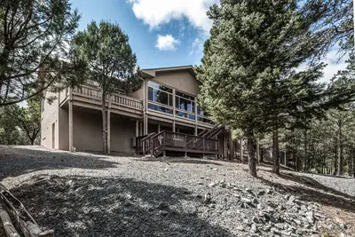 Image de Cozy Timbers | Near Shops + Galleries, Hot Tub