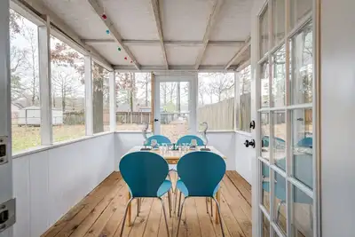 Image de 2-bedroom residential home with screened in patio.