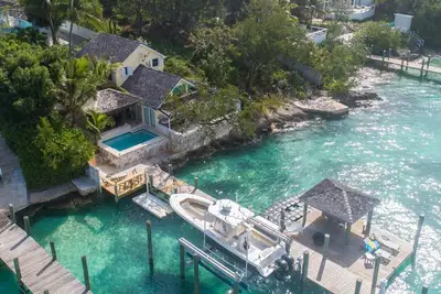 Unique waterfront Harbour Island getaway! 2 house compound with private dock!