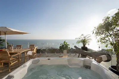 Image de Super deluxe 6 bedroom house with Hot tub, sea views, wood burner, roof terrace