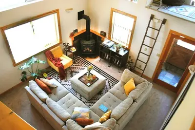 Bright, spacious, & modern townhome! Close to town