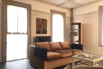 Image de Antique Uptown Charmer w/ Five-Star Modern Kitchen