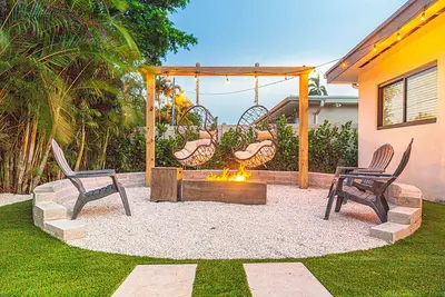 Image de Sunshine Hideaway 5 Br Villa Pool Terrace Fire Pit