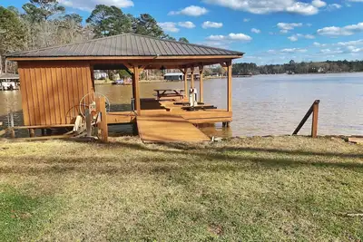 Image de Spacious Lake House for Family Fun with Hot Tub, Arcade, Pool Table and more