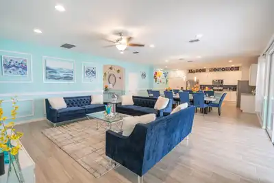 Image de Solterra 11 bedroom mansion with theme room close to Disney