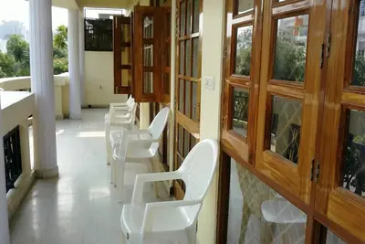 Image de Beautiful Fully Furnished 2bhk Suite - rooms, lobby, kitchen, bathrooms, Garden