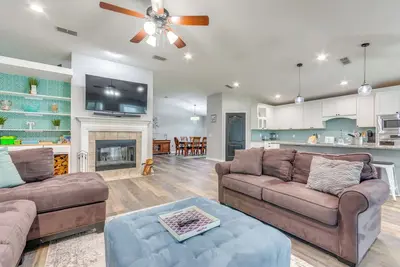 Image de Spacious Home w/ Sunroom, 15 Mi to Pensacola!