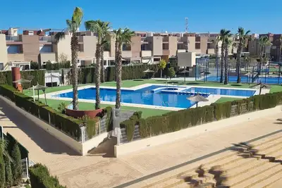 Image de Appartement fantastique avec piscine, bain à remous, Wi-Fi, climatisation, balcon et terrasse.