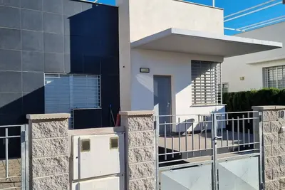 Image de \"Une villa moderne avec un grand solarium\" avec vue sur lac, piscine, terrasse et jardin.