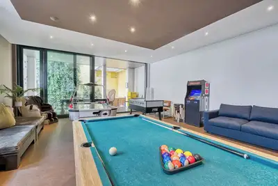 Image de 8/Comenstay. be/ GameRoom+Sauna+Jacuzzi+Terrace 330m2 Villa for16+pp Large Group