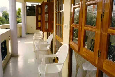 Image de Beautiful Fully Furnished 2bhk Suite - rooms, lobby, kitchen, bathrooms, Garden