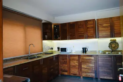 Image de Explore the city in this 4br house