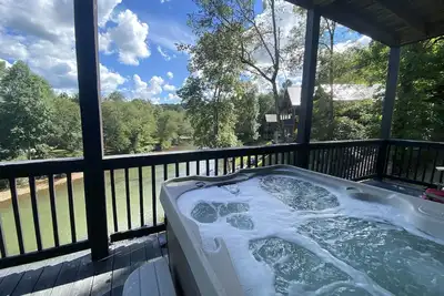 Image de Riverfront Lodge Wifi, Folk School, Casino, Close to Town, Hot Tub