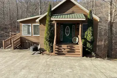 Image de 3br 3ba Cabin, with hot tub, 3 Pools, Boat Ramp with Dock 1 mile away.