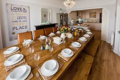 Image de 5* Stunning Victorian House, Sleeps 18, Located on the Seafront at Criccieth