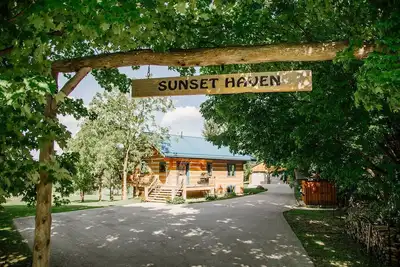 Image de Sunset Haven on Three Acres With Private Beach Front Pond