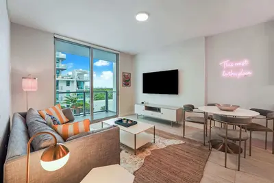 Image de Trendy & Cozy1 Bdrm + Den Condo, Design District