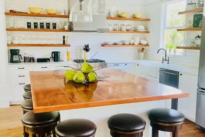 Image de Limbo- Private house newly renovated short walk to the beach or dock