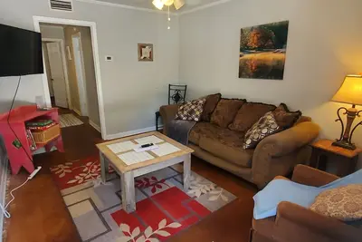Image de Precious, comfortable, affordable -2 Bedroom 1 Bath Apartment