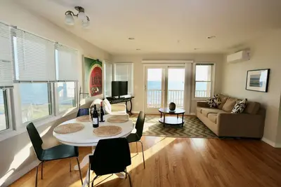 Luxurious Beachfront 2 bedroom condo