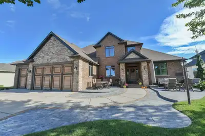 Image de 20 minutes from Lambeau Field! Spacious home on golf course with pool.