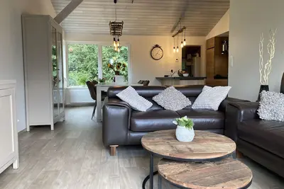 Image de Chalet luxueux avec sauna dans un endroit calme et verdoyant
