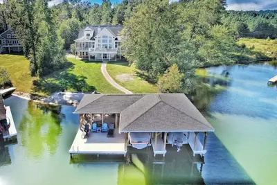 Image de 7br Lka Waterfront Home w/ Huge Dock and Screened porches, Sandy Beach