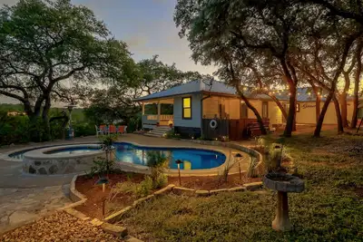 Image de Welcome to The Main Haven at Hilltop Haven of Spicewood, Texas.