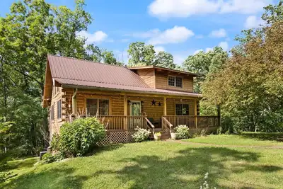 Image de Sits on 8 private Acres, hiking trails at this secluded chalet! Wi-Fi, Hot Tub