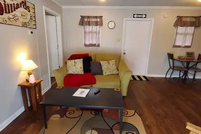Image de Cozy and In the Middle of it all 2br/1ba - Extended Stay!