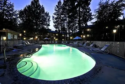 Image de Comfort & Convenience! Pool, On-Site Restaurant, Pet-Friendly, Free Parking