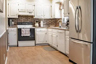 Image de Quiet house near the edge of town