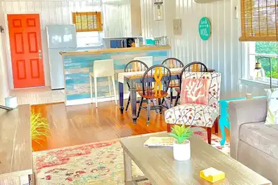Image de Pets ❤️ Welcome Renovated Modern Rustic Beach Cottage Upstairs w/ 🌊 Ocean View