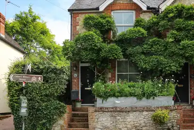 Image de 1 Foresters Rest, romantic, with a garden in Selborne