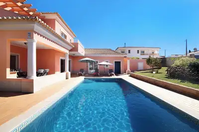 Image de Villa Casa Tulipas avec vue montagnes, piscine, Wi-Fi, climatisation et jardin.