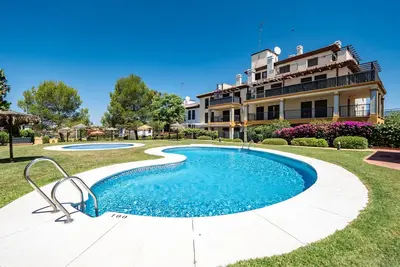 Image de Appartement \"Las Encinas Golf y Playa\" avec vue sur la montagne, piscines, terrasse et jardin