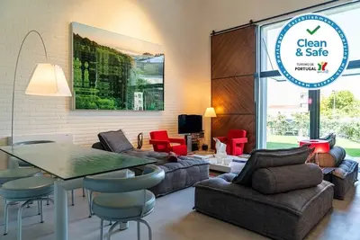 Image de Arty Porto - Maison de ville en duplex avec jardin intérieur et extérieur