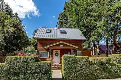 Image de Hadley's Hideaway -Cottage w/ hot tub, fenced yard close  to hikes & Stevens Pass ski hill